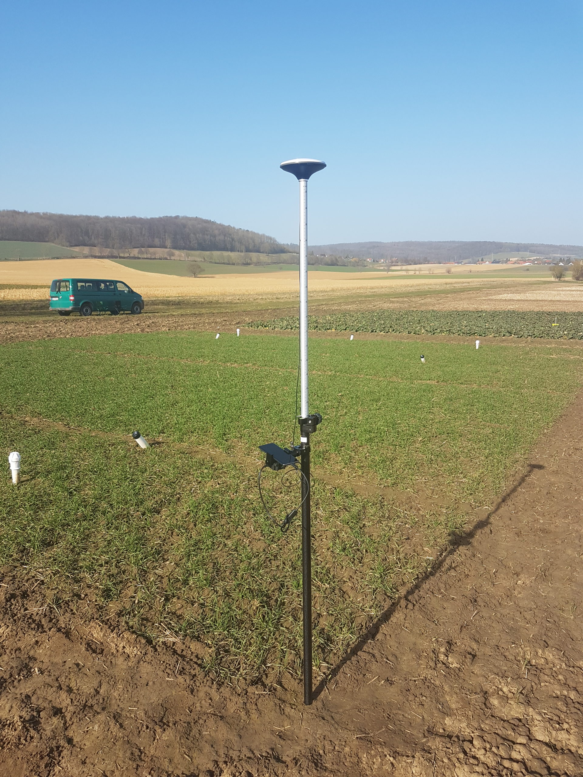 RTK-Messgerät Der low cost RTK Messstab ermittelt die Entfernung der umliegenden Satelliten für eine zuverlässige Positionierung von wenigen Zentimetern.